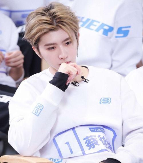 蔡徐坤娱乐吃瓜图片大全